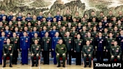 中國領導人習近平在全國人大會議期出席解放軍和武警部隊代表團全體會議。（2023年3月8日）
