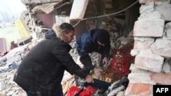 2023年3月9日，在距离利沃夫约50公里的乌克兰 维利卡· 维尔沙尼察（Velyka Vilshanytsia）村，人们在被俄罗斯导弹摧毁的房舍废墟中展开搜救。 