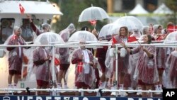 Tim Denmark menghadiri upacara pembukaan Olimpiade di Paris, Prancis, Jumat, 26 Juli 2024. (Foto: Steph Chambers/Pool Photo via AP)