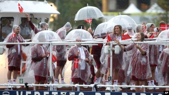 Tim Denmark menghadiri upacara pembukaan Olimpiade di Paris, Prancis, Jumat, 26 Juli 2024. (Foto: Steph Chambers/Pool Photo via AP)