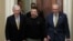 Prezidan Ikrenyen Volodymyr Zelenskyy (mitan) mache ak Lide Majorite Sena Ameriken an, Chuck Schumer (a dwat - Demokrat Nouyok) epi Mitch McConnell (a goch - Repibliken Kentucky) , nan Kongre a nan Washington, 12 Desanm, 2023. 