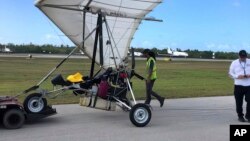 Fotografía proporcionada por la Oficina del Sheriff del condado de Monroe a través de la Florida Keys News Bureau, en la que aparecen empleados del Aeropuerto Internacional de Key West junto a un ala delta motorizada, el 25 de marzo de 2023 en Cayo Hueso, Florida.
