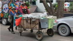 Cada día las ecorrecolectoras recorren las calles de la ciudad en busca de materia prima. [Foto cortesía de la Asociación de Ecorrecolectoras de Bolivia]