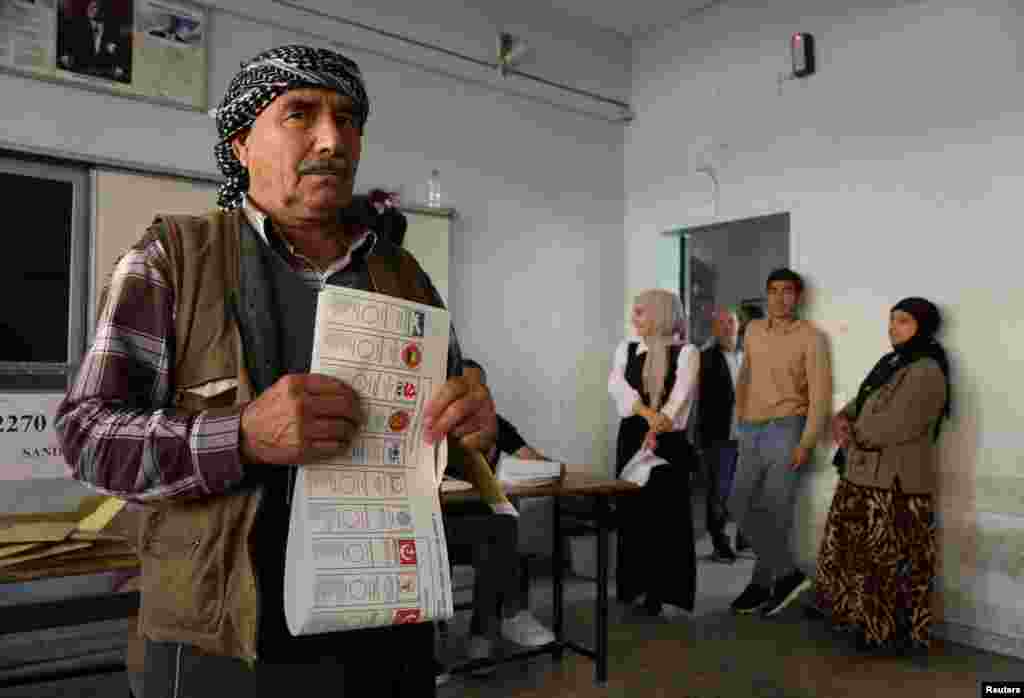 تصویری از یک حوزه شعبه اخذ رای در دیاربکر