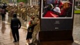 Vojnik tuguje u zagrljaju žene tokom ceremonije sahrane bolničara ukrajinske vojske Nazarija Lavrovskog (31), poginulog u ratu, na Trgu nezavisnosti u Kijevu, 24. aprila 2024. (Foto: AP)