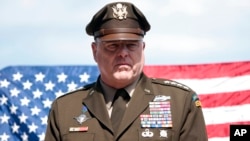 ARCHIVO - El general del ejército Mark Milley, presidente del Estado Mayor Conjunto, asiste a una entrevista con Associated Press en el cementerio estadounidense de Colleville-sur-Mer, con vista a la playa de Omaha, el 6 de junio de 2022.