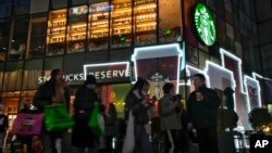 중국 베이징 시내 스타벅스 리저브 매장 앞으로 보행자들이 지나가고 있다. (자료사진)