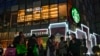 北京一条商业街上的星巴克咖啡店。（美联社2023年12月23日）