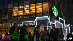 北京一條商業街上的星巴克咖啡店。（美聯社2023年12月23日）