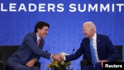Foto Achiv: Prezidan Joe Biden bay lanmen ak Premye Minis Kanadyen Justin Trudeau pandan yon rankont bilateral nan Mexico Citi, Meksik, 10 Janvye 2023. 