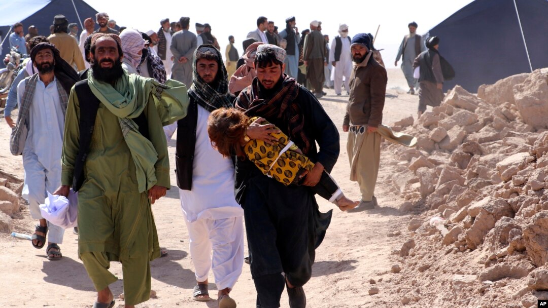 Warga Afghanistan membawa jenazah seorang anak setelah gempa bumi di distrik Zenda Jan di provinsi Herat, Afghanistan barat. Gempa bumi dahsyat menewaskan sedikitnya 2.000 orang di Afghanistan barat, kata juru bicara pemerintah Taliban Minggu (8/10).