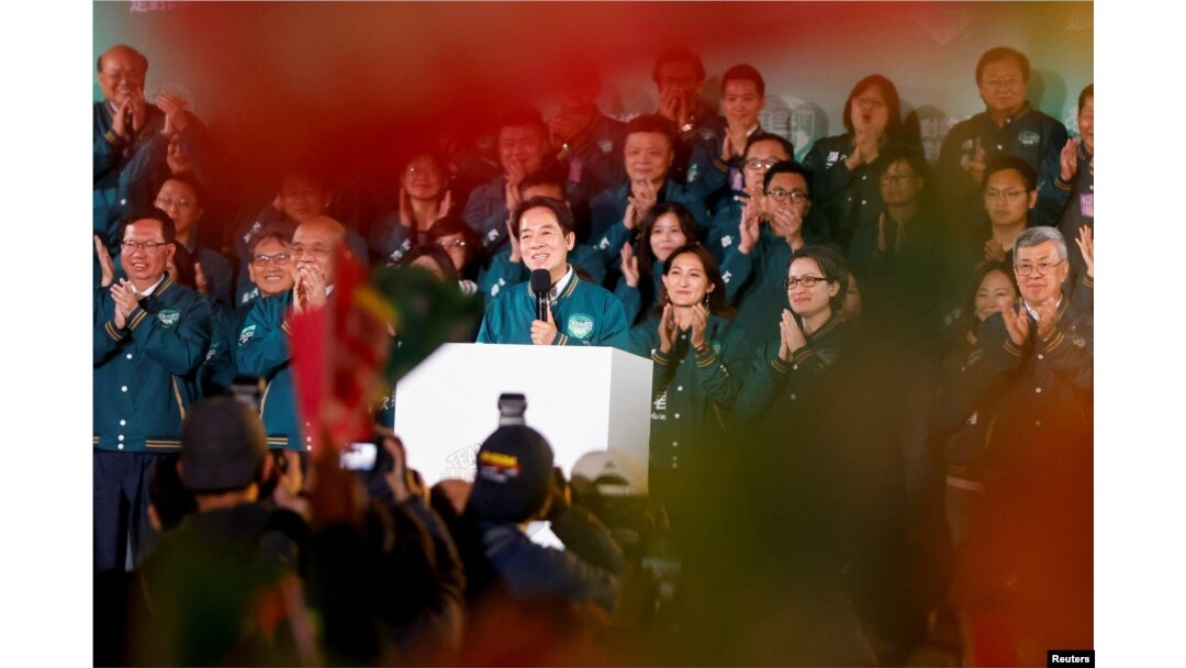 Presiden terpilih Taiwan Lai Ching-te berbicara di atas panggung menyusul kemenangan dalam pemilihan presiden, di Taipei, Taiwan, 13 Januari 2024. (Foto: REUTERS/Carlos Garcia Rawlins)