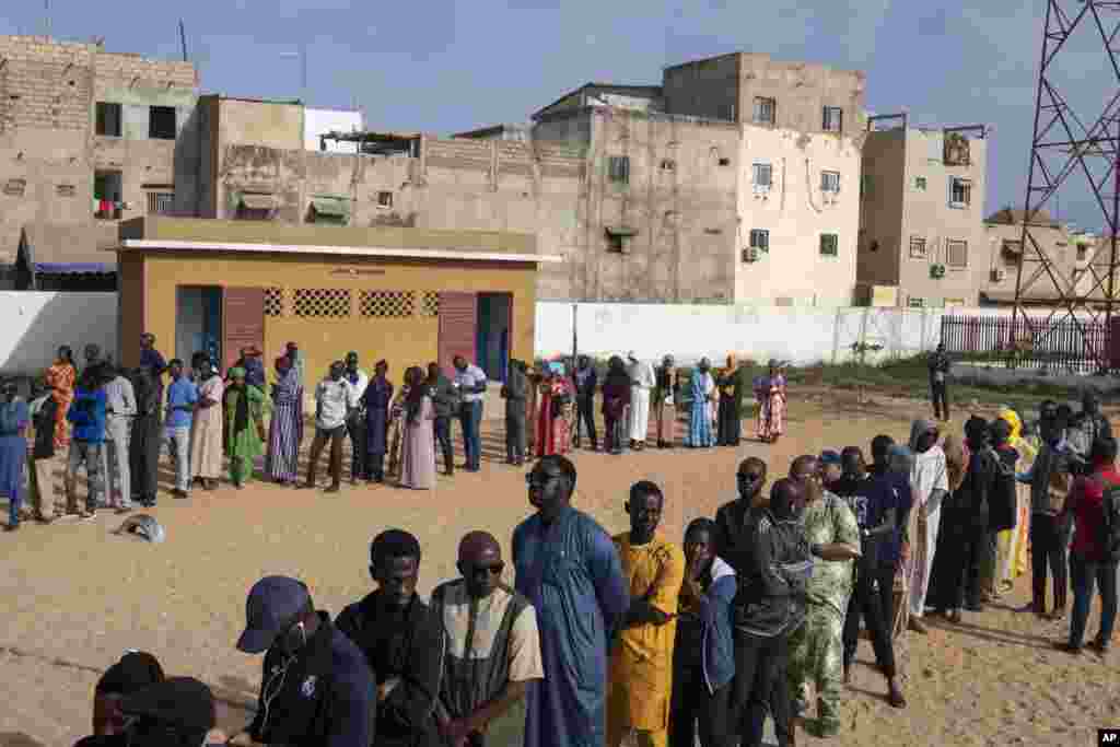 Eleitora &nbsp;numa assembleia de voto durante as eleições presidenciais, em Dakar, Senegal, 24 de março de 2024.
