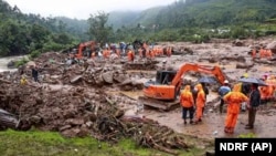 Waokoaji wakiwa katika eneo la maporomoko ya ardhi huko Kerala, India.