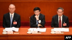 左起：2023年3月7日中共中央政治局常委蔡奇、王沪宁与李强在人大会堂出席全国人大会议