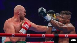 Le Britannique Tyson Fury (G) se bat contre le Camerounais Francis Ngannou à Riyad le 29 octobre 2023.