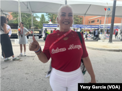 La cubana Flor de Lis Grotestan muestra su camiseta Cuban MAGA, en referencia a la campaña del expresidente republicano Donald Trump: Make America Great Again (Hagamos a EEUU grande otra vez), durante la Convención Nacional Republicana, en Milwaukee, el 16 de julio de 2024.