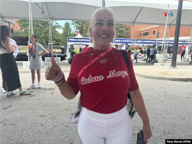 La cubana Flor de Lis Grotestan muestra su camiseta Cuban MAGA, en referencia a la campaña del expresidente republicano Donald Trump: Make America Great Again (Hagamos a EEUU grande otra vez), durante la Convención Nacional Republicana, en Milwaukee, el 16 de julio de 2024.