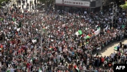 Hamas-İsrail savaşı devam ederken Cezayir'de binlerce kişi Gazze'ye saldırıların durdurulması çağrısıyla biraraya geldi