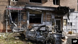 Sebuah mobil terbakar di depan gedung apartemen setelah serangan misil oleh Ukraine di Kursk, Rusia, Minggu, 11 Agustus 2024. (Foto: AP Photo)