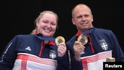 Osvajači zlatne medalje Zorana Arunović iz Srbije i Damir Mikec iz Srbije poziraju sa svojim medaljama (Foto: REUTERS/Amr Alfiky)