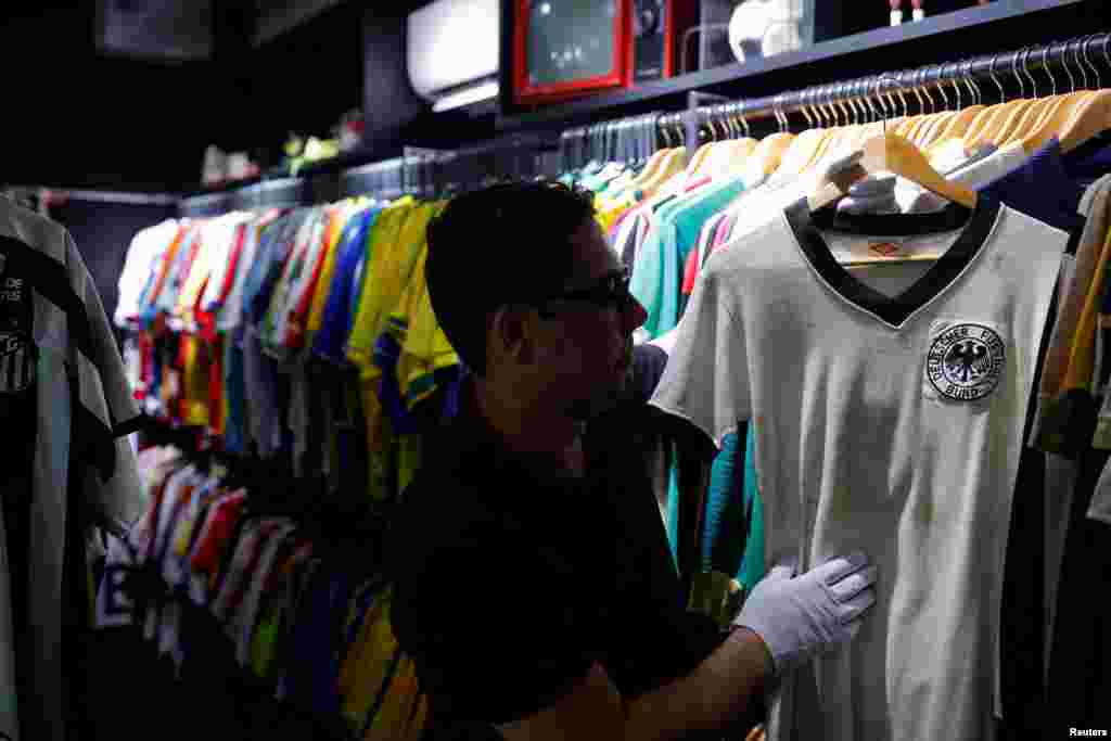 Una gran parte de su colección está dedicada a su club favorito, el local Corinthians, incluidas camisetas de la etapa del famoso Ronaldo en el club y camisetas usadas por su jugador favorito, Sócrates.