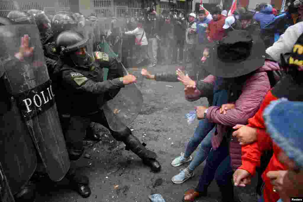 Teachers clash with police officers during a protest of a new curriculum set by Bolivia&#39;s Education Ministry, in La Paz, Bolivia, March 21, 2023.