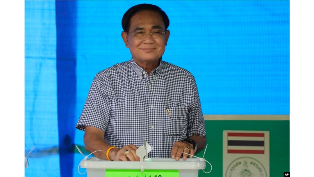 Petahana Perdana Menteri Prayuth Chan-ocha usai memasukan suara di sebuah TPS di Bangkok, Thailand, Minggu, 14 Mei 2023. (Foto: Sakchai Lalit/AP Photo)