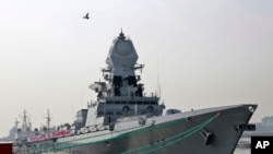 2016年11月18日星期五，加爾各答級驅逐艦「金奈號」停泊在印度孟買的一個碼頭上。（美聯社）