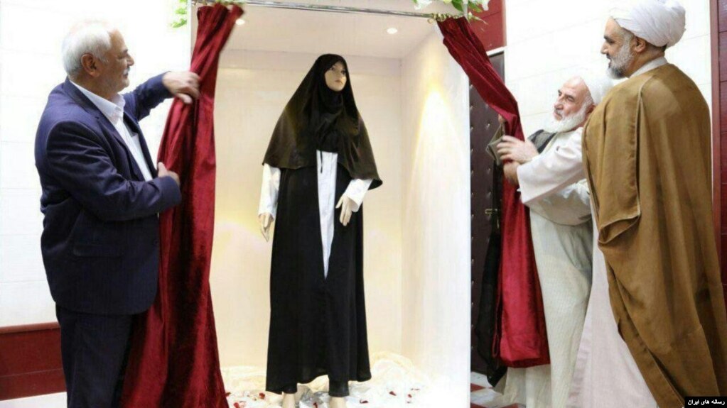 نمونه‌ای از لباس «اسلامی» طراحی شده برای پرستاران که چند سال پیش رونمایی شد اما جنجال برانگیز بود.