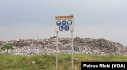 Lokasi open dumping sampah pada Tempat Pembuangan Akhir (TPA) Jabon, Sidoarjo. (VOA/Petrus Riski)