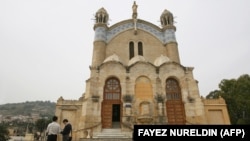 ARCHIVES - Des fidèles devant la cathédrale Notre Dame d'Afrique à Alger, en Algérie, 19 mai 2006.