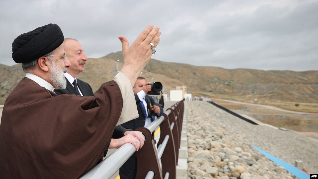 伊朗总统莱希（左）和阿塞拜疆总统阿利耶夫出席两国边境地区加拉西水电站的揭幕仪式。（2024年5月19日）(photo:VOA)