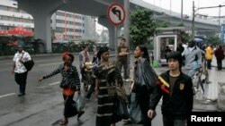 Baadhi ya Waafrika wakiwa katika mitaa ya jiji la Guangzhou katika jimbo la Guangdong. Picha na REUTERS/James Pomfret. 