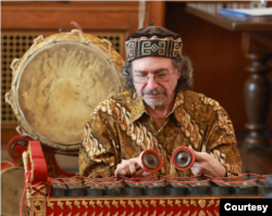 Marc Perlman, Associate Professor of Music, Brown University (pengrawit tamu) (Courtesy: Wesleyan University’s Center for the Arts/Sandy Aldieri of Perceptions Photography)