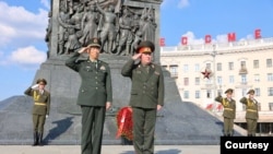 中国国防部长李尚福2023年8月16日抵达白俄罗斯访问与国防部长维克托·赫列宁（Viktor Khrenin）会谈。（白俄罗斯国防部照片）