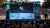 Orang-orang menonton siaran langsung pendaratan pesawat ruang angkasa Chandrayaan-3 di Bulan, di dalam auditorium Gujarat Science City di Ahmedabad, India, 23 Agustus 2023. (Foto: REUTERS/Amit Dave)