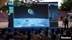 Orang-orang menonton siaran langsung pendaratan pesawat ruang angkasa Chandrayaan-3 di Bulan, di dalam auditorium Gujarat Science City di Ahmedabad, India, 23 Agustus 2023. (Foto: REUTERS/Amit Dave)