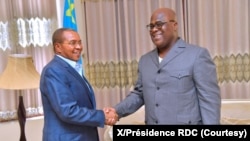 Mokonzi ya kala ya Tanzanie Jakaya Kikwete (G) apesani mbote na président Félix Tshisekedi ya RDC na Lubumbashi, RDC, 4 sanza ya zomi 2023. (X/Présidence RDC)