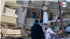 Un joven observa en estado de shock, dos días después del terremoto, los restos de su casa en Antioquía.