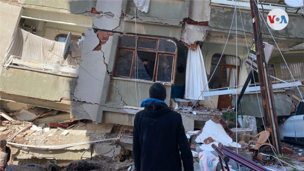 Un joven observa en estado de shock, dos días después del terremoto, los restos de su casa en Antioquía.