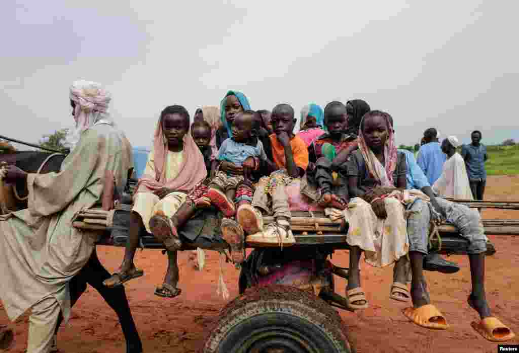 Sudanese children who fled the conflict in Murnei in Sudan&#39;s Darfur region ride a cart while crossing the border between Sudan and Chad in Adre, Chad.