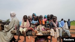 Des enfants soudanais, qui ont fui le conflit à Murnei, dans la région soudanaise du Darfour, sur une charrette alors qu'ils traversent la frontière entre le Soudan et le Tchad, le 4 août 2023.