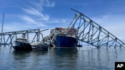 Para penyelam membantu kru dalam operasi pemindahan baja dan beton yang rumit akibat runtuhnya jembatan di Baltimore usai ditabrak kapal kargo. 