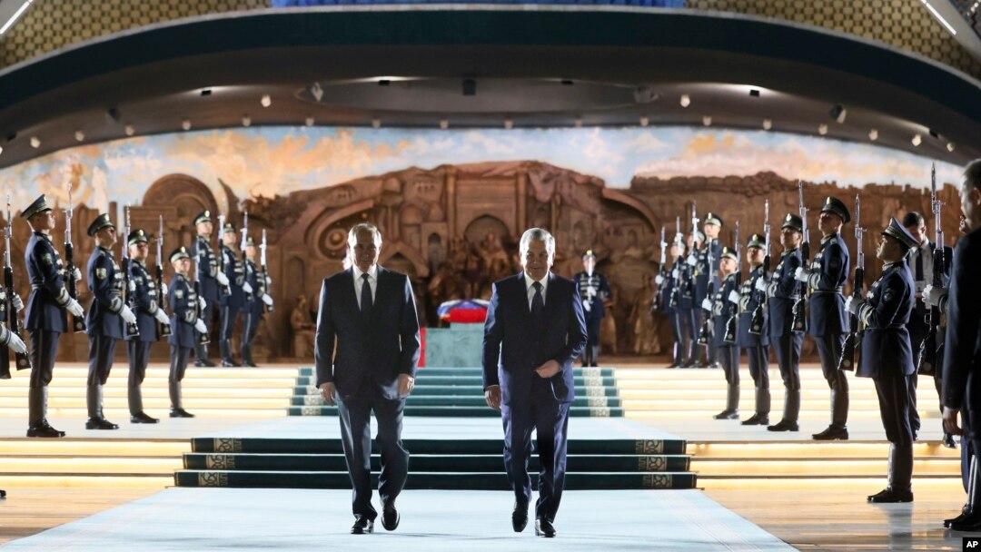 Presiden Rusia Vladimir Putin, kiri, dan Presiden Uzbekistan Shavkat Mirziyoyev mengunjungi taman Yangi O'zbekiston selama kunjungan Putin ke Tashkent, Uzbekistan, Minggu 26 Mei 2024. 