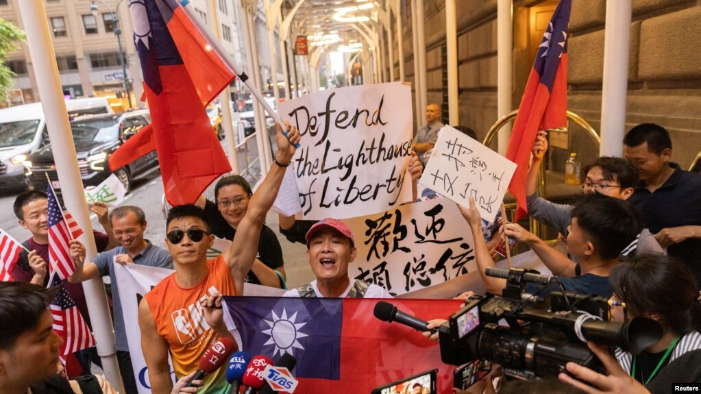 Supporters gather while Taiwan's Vice President William Lai arrives at the Lotte Hotel in Manhattan in New York City, Aug. 12, 2023. 