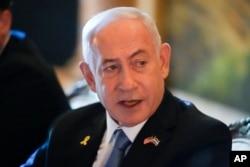 Perdana Menteri Israel Benjamin Netanyahu berbicara saat bertemu dengan calon presiden dari Partai Republik, mantan Presiden Donald Trump, di perkebunannya di Mar-a-Lago, Jumat, 26 Juli 2024, di Palm Beach. (Foto: AP)