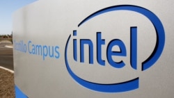 FILE: Logo Intel Corporation di luar lokasi produksi mikroprosesor Fab 42 di Chandler, Arizona, Amerika Serikat, 2 Oktober 2020. (Nathan Frandino/REUTERS)