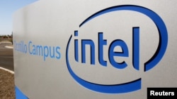 FILE: Logo Intel Corporation di luar lokasi produksi mikroprosesor Fab 42 di Chandler, Arizona, Amerika Serikat, 2 Oktober 2020. (Nathan Frandino/REUTERS)