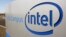 FILE: Logo Intel Corporation di luar lokasi produksi mikroprosesor Fab 42 di Chandler, Arizona, Amerika Serikat, 2 Oktober 2020. (Nathan Frandino/REUTERS)